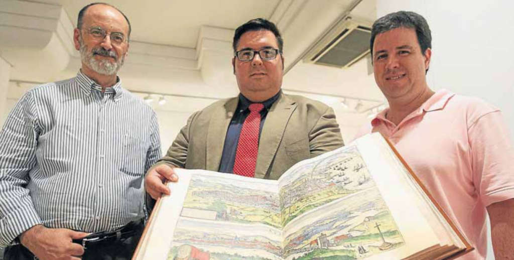 Recorte de periódico de la presentación en Santander, de izquierda a derecha, José Luis Casado Soto, Daniel Díez y Pedro Iribarnegaray historia de la empresa